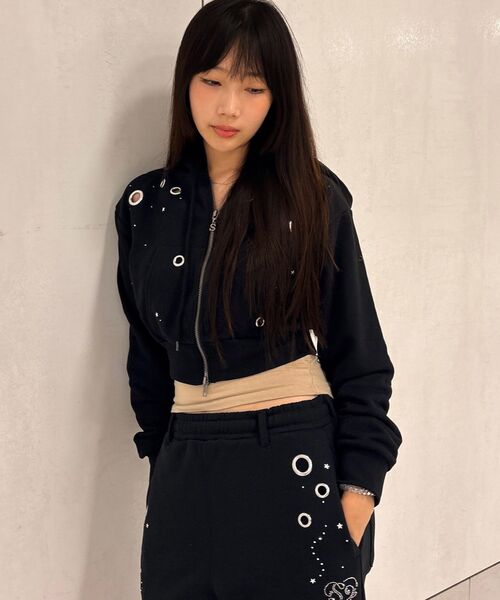 SEQUENZ(シークエンズ)の「※WEB限定 / セットアップ対応 / 短丈ラインストーンジップパーカー/ sqnz rhinestone & eyelet zip p/k(パーカー・レディース・ダークネイビー/グレー/ライトピンク/ブラック・MEDIUM/SMALL)」の10枚目の写真