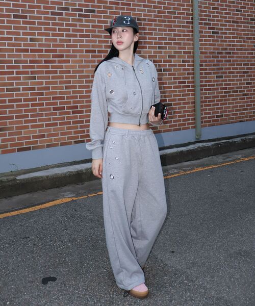 SEQUENZ(シークエンズ)の「※WEB限定 / セットアップ対応 / 短丈ラインストーンジップパーカー/ sqnz rhinestone & eyelet zip p/k(パーカー・レディース・ダークネイビー/グレー/ライトピンク/ブラック・MEDIUM/SMALL)」の13枚目の写真