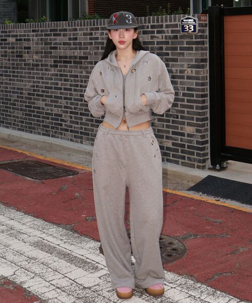 SEQUENZ(シークエンズ)の「※WEB限定 / セットアップ対応 / 短丈ラインストーンジップパーカー/ sqnz rhinestone & eyelet zip p/k(パーカー・レディース・ダークネイビー/グレー/ライトピンク/ブラック・MEDIUM/SMALL)」の17枚目の写真