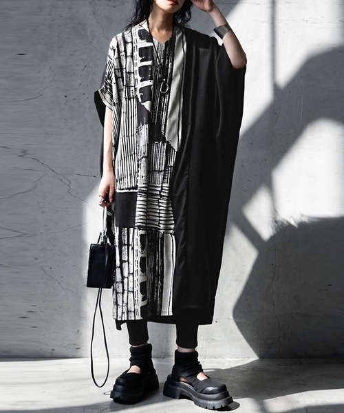 antiqua(アンティカ)の「アート柄 ドルマン コクーンワンピース(ワンピース・レディース・ブラック・ONESIZE)」の12枚目の写真