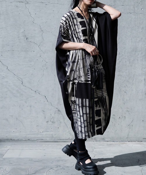 antiqua(アンティカ)の「アート柄 ドルマン コクーンワンピース(ワンピース・レディース・ブラック・ONESIZE)」の11枚目の写真