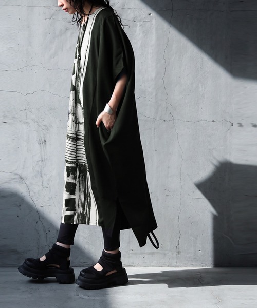 antiqua(アンティカ)の「アート柄 ドルマン コクーンワンピース(ワンピース・レディース・ブラック・ONESIZE)」の9枚目の写真