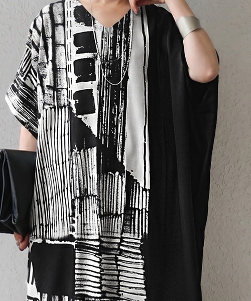 antiqua(アンティカ)の「アート柄 ドルマン コクーンワンピース(ワンピース・レディース・ブラック・ONESIZE)」の8枚目の写真
