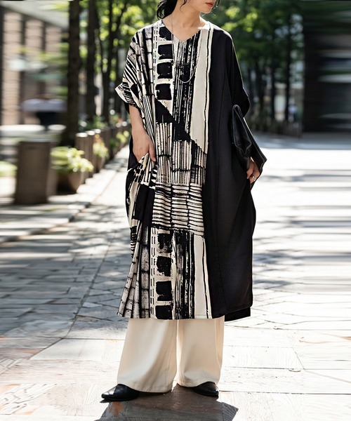 antiqua(アンティカ)の「アート柄 ドルマン コクーンワンピース(ワンピース・レディース・ブラック・ONESIZE)」の14枚目の写真