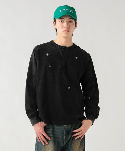 BEAMS HEART(ビームスハート)の「スタッズ エンブレム ロングスリーブ【ユニセックス】(Tシャツ/カットソー・メンズ・ネイビー/ブラック・MEDIUM/LARGE/SMALL)」の5枚目の写真