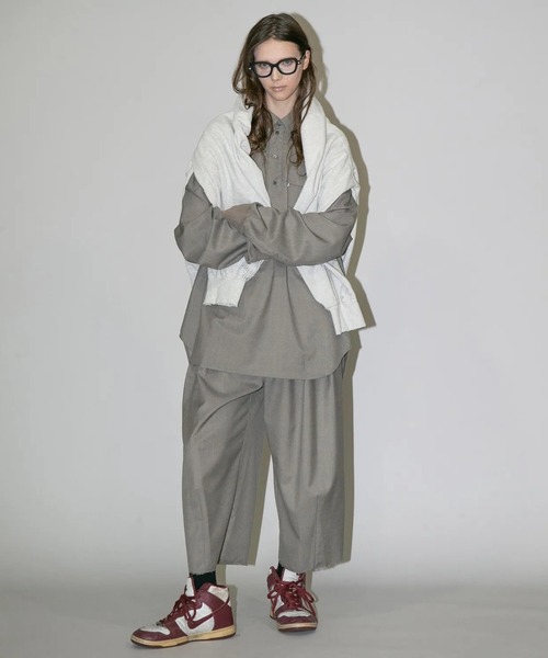 my beautiful landlet（マイビューティフルランドレット）の「【my beautiful landlet】WASHABLE WOOL TUCK WIDE ANKLE SLACKS（その他パンツ・メンズ・グレー/ベージュ/ブラック・0/1/2）」の3枚目の写真