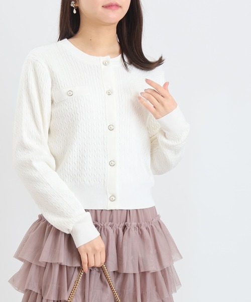 ASTORIA ODIER(アストリアオディール)の「パールボタン ケーブル編みカーディガン 長袖(カーディガン/ボレロ・レディース・ライトグレー/ホワイト/ネイビー/ベージュ・MEDIUM)」の1枚目の写真