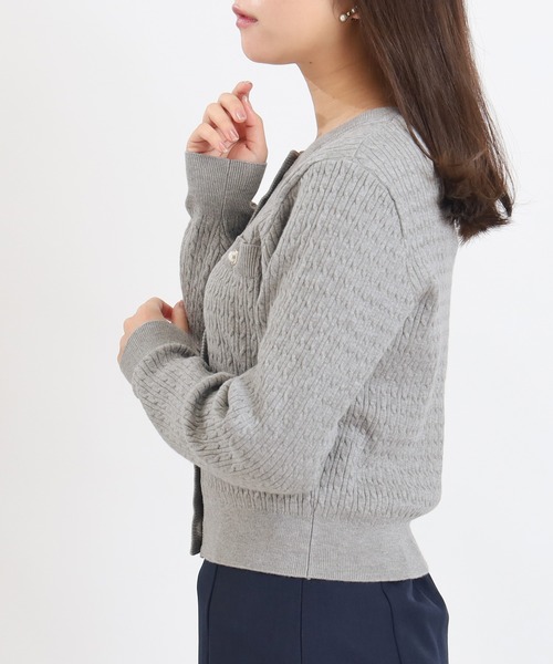 ASTORIA ODIER(アストリアオディール)の「パールボタン ケーブル編みカーディガン 長袖(カーディガン/ボレロ・レディース・ライトグレー/ホワイト/ネイビー/ベージュ・MEDIUM)」の6枚目の写真