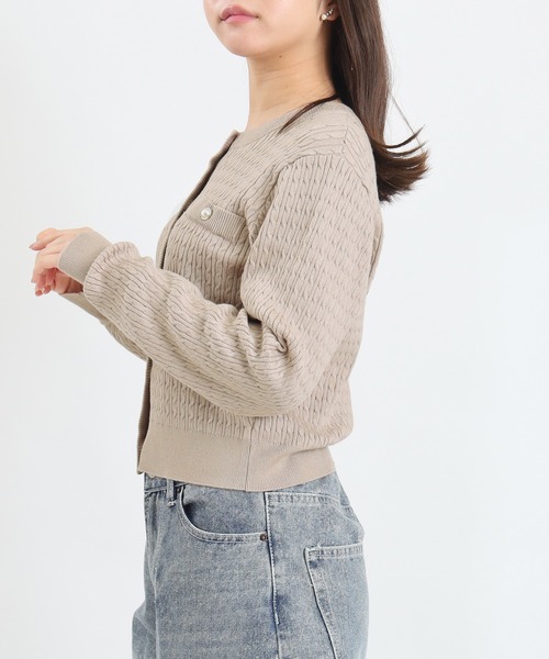 ASTORIA ODIER(アストリアオディール)の「パールボタン ケーブル編みカーディガン 長袖(カーディガン/ボレロ・レディース・ライトグレー/ホワイト/ネイビー/ベージュ・MEDIUM)」の17枚目の写真