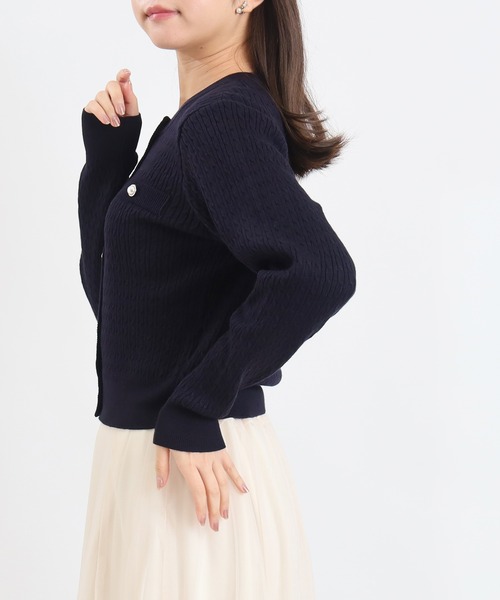 ASTORIA ODIER(アストリアオディール)の「パールボタン ケーブル編みカーディガン 長袖(カーディガン/ボレロ・レディース・ライトグレー/ホワイト/ネイビー/ベージュ・MEDIUM)」の21枚目の写真