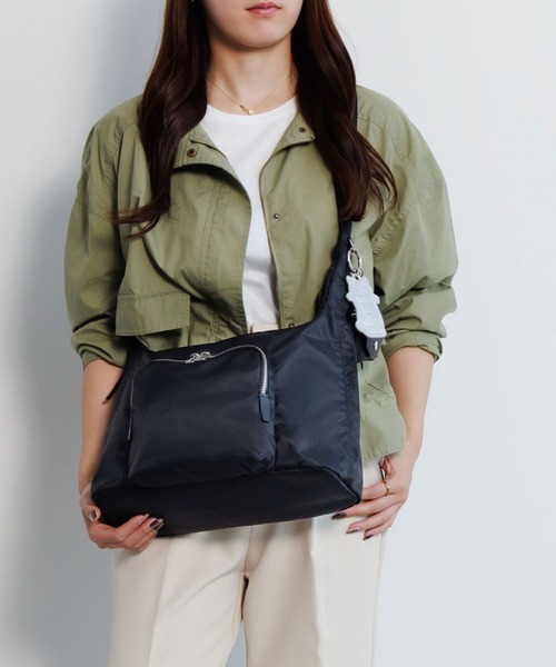 ace.(エース)の「ショルダーバッグ フィカス 11L ace.×HAyU 19103(ショルダーバッグ・レディース・ブラック/ライトグレー/チャコール・FREE)」の5枚目の写真