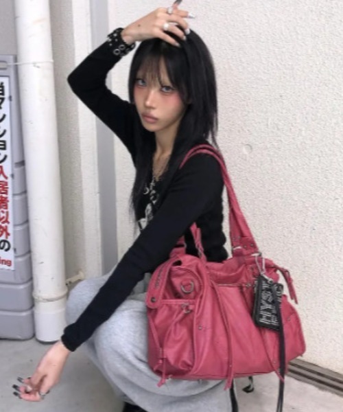 FANCY CLUB(ファンシークラブ)の「◇FANCYCLUB◇ブランド直輸入正規品/PC収納可/大容量/ベルト付き ウォッシング レザー バッグ BELTED WASHING LEATHER BAG(ショルダーバッグ・レディース・グレー/チェリーレッド/ベビーピンク/ブラック・FREE)」の5枚目の写真