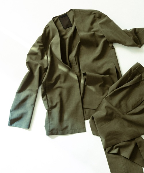 ADAM ET ROPE'（アダムエロペ）の「【COVEROSS/カバロス】ノーカラージャケット×イージースラックス セットアップ / ロングシーズン着用可能（セットアップ・メンズ・カーキ/ブラック/ネイビー・S/M/L）」の3枚目の写真