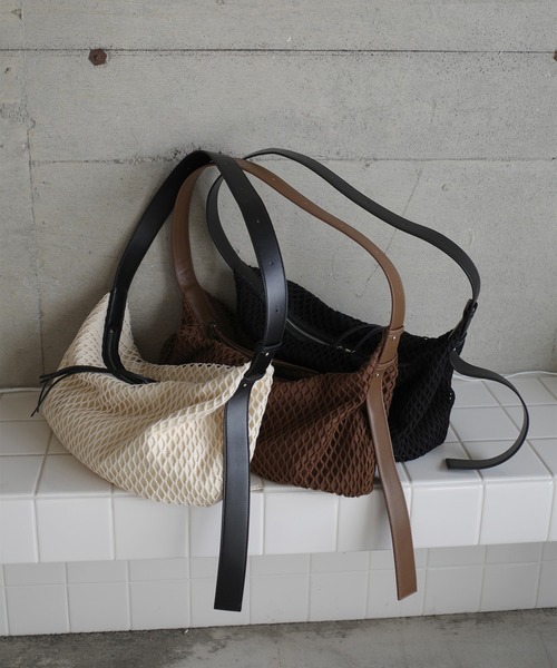 Ameri（アメリ）の「MEDI MESH ROUND SHOULDER BAG（ショルダーバッグ・レディース・ブラウン/アイボリー/ブラック・FREE）」の21枚目の写真