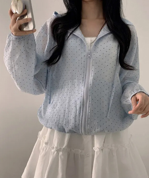 VIVID LADY(ビビッドレディー)の「ドット フリルフード ライトジップジャケット(ブルゾン・レディース・ライトブルー/アイボリー・FREE)」の7枚目の写真