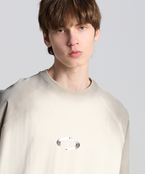 TENER（テネル）の「ショルダーペインティングロゴ半袖Tシャツアイボリー（Tシャツ/カットソー・メンズ・その他・FREE）」の2枚目の写真