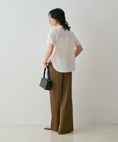 qualite(カリテ)の「【セットアップ対応】シアーギンガムブラウス 夏服 きれいめTシャツ きれいめカジュアル(Tシャツ/カットソー・レディース・ホワイト/ネイビー/ブラウン・フリー)」の13枚目の写真