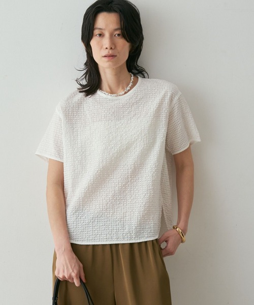 qualite(カリテ)の「【セットアップ対応】シアーギンガムブラウス 夏服 きれいめTシャツ きれいめカジュアル(Tシャツ/カットソー・レディース・ホワイト/ネイビー/ブラウン・フリー)」の2枚目の写真