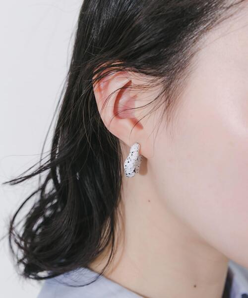 SMELLY（スメリー）の「ダルメシアンニュアンスフープピアス（ピアス（両耳用）・レディース・ホワイト系その他・-）」の2枚目の写真