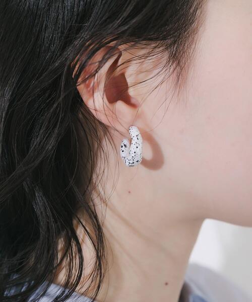 SMELLY（スメリー）の「ダルメシアンニュアンスフープピアス（ピアス（両耳用）・レディース・ホワイト系その他・-）」の3枚目の写真