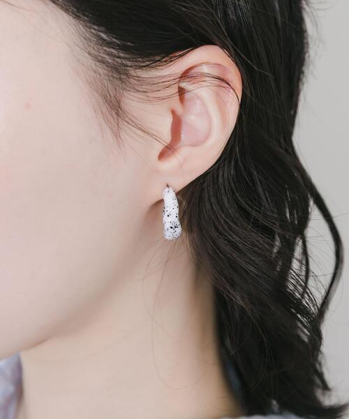 SMELLY（スメリー）の「ダルメシアンニュアンスフープピアス（ピアス（両耳用）・レディース・ホワイト系その他・-）」の4枚目の写真