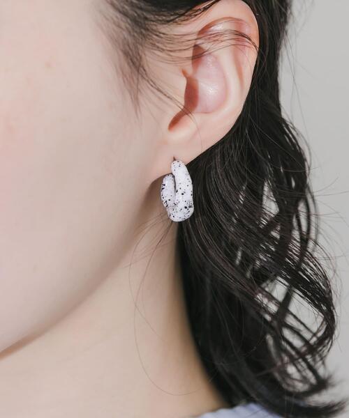 SMELLY（スメリー）の「ダルメシアンニュアンスフープピアス（ピアス（両耳用）・レディース・ホワイト系その他・-）」の5枚目の写真