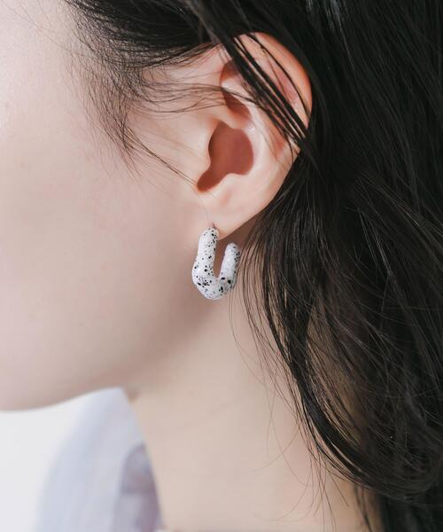 SMELLY（スメリー）の「ダルメシアンニュアンスフープピアス（ピアス（両耳用）・レディース・ホワイト系その他・-）」の6枚目の写真