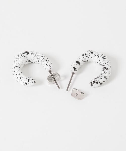 SMELLY（スメリー）の「ダルメシアンニュアンスフープピアス（ピアス（両耳用）・レディース・ホワイト系その他・-）」の7枚目の写真