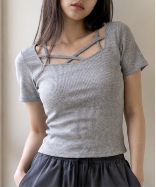 GORGE（ゴージ）の「《クロスストラップ×スクエアネック》カットソー／韓国フェミニン／春夏／全3色（Tシャツ/カットソー・レディース・ブラック/オフホワイト/グレー・F）」の2枚目の写真