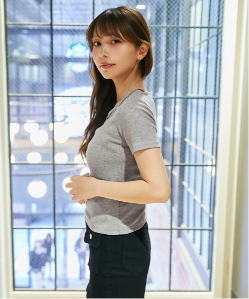 GORGE（ゴージ）の「《クロスストラップ×スクエアネック》カットソー／韓国フェミニン／春夏／全3色（Tシャツ/カットソー・レディース・ブラック/オフホワイト/グレー・F）」の11枚目の写真