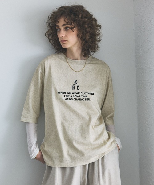 Curensology（カレンソロジー）の「Curensology(カレンソロジー)/【UNIVERSAL OVERALL】別注ニットプリントTシャツ（Tシャツ/カットソー・レディース・オフホワイト/ブラウン・FREE）」の2枚目の写真