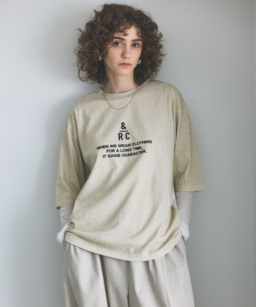 Curensology（カレンソロジー）の「Curensology(カレンソロジー)/【UNIVERSAL OVERALL】別注ニットプリントTシャツ（Tシャツ/カットソー・レディース・オフホワイト/ブラウン・FREE）」の4枚目の写真