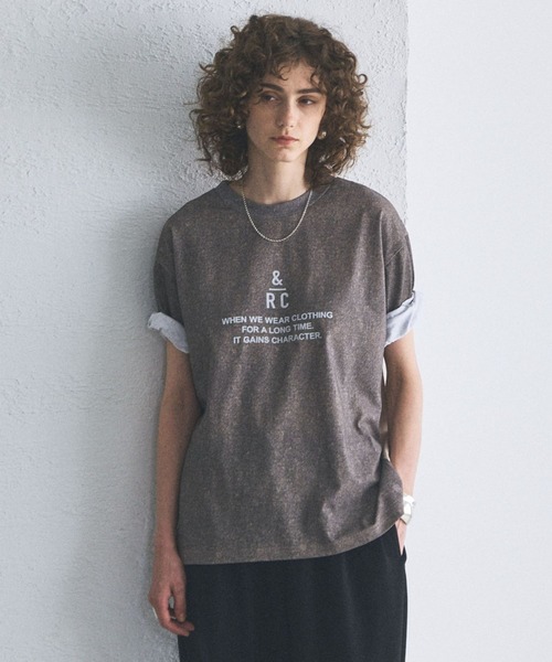 Curensology（カレンソロジー）の「Curensology(カレンソロジー)/【UNIVERSAL OVERALL】別注ニットプリントTシャツ（Tシャツ/カットソー・レディース・オフホワイト/ブラウン・FREE）」の8枚目の写真