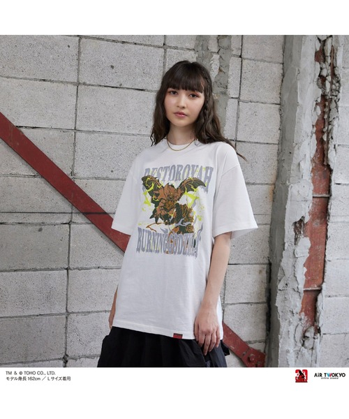AIR TWOKYO(エアトゥーキョー)の「『ゴジラVSデストロイア』30周年 シーンイラストTシャツ 5(ゴジラVSデストロイア)(Tシャツ/カットソー・メンズ・ホワイト/ブラック・XX-LARGE/X-LARGE/MEDIUM/SMALL/LARGE)」の1枚目の写真