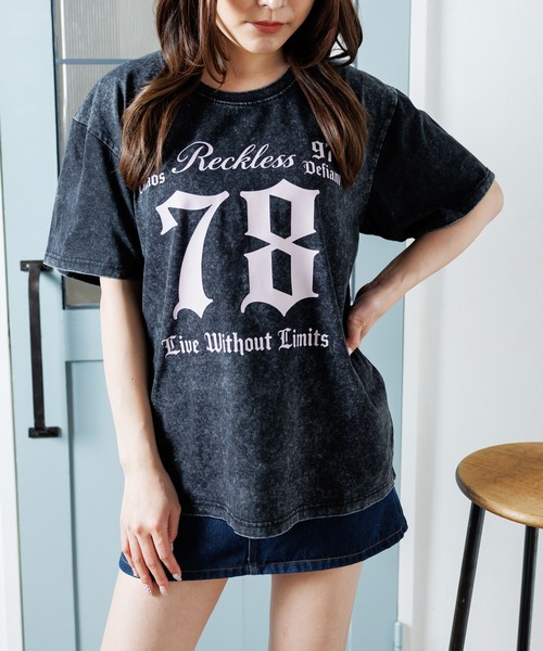 attagirl（アタガール）の「ウォッシュ加工オーバーサイズナンバープリントTシャツ（Tシャツ/カットソー・レディース・ブラック/ピンク/ブルー・M/L）」の5枚目の写真