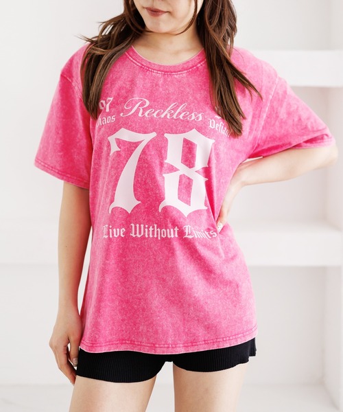 attagirl（アタガール）の「ウォッシュ加工オーバーサイズナンバープリントTシャツ（Tシャツ/カットソー・レディース・ブラック/ピンク/ブルー・M/L）」の11枚目の写真