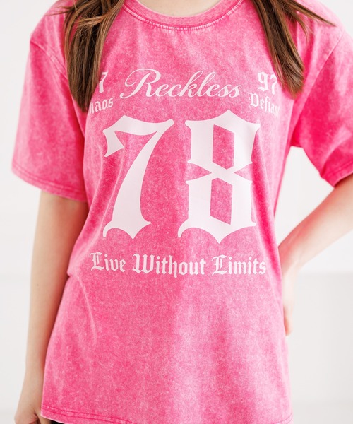 attagirl（アタガール）の「ウォッシュ加工オーバーサイズナンバープリントTシャツ（Tシャツ/カットソー・レディース・ブラック/ピンク/ブルー・M/L）」の12枚目の写真