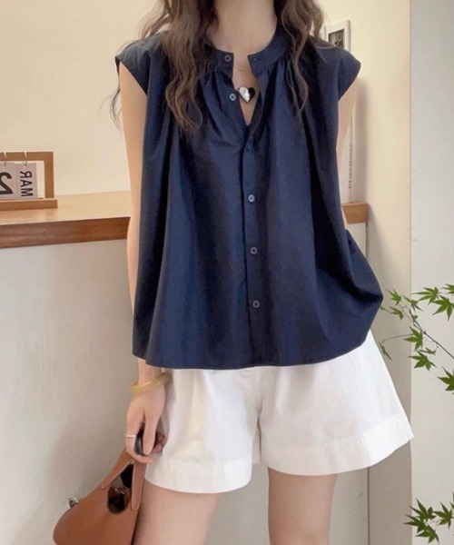 Flugge(フラッジー)の「ノーカラーギャザーブラウス(シャツ/ブラウス・レディース・ホワイト/ネイビー・MEDIUM/LARGE)」の1枚目の写真
