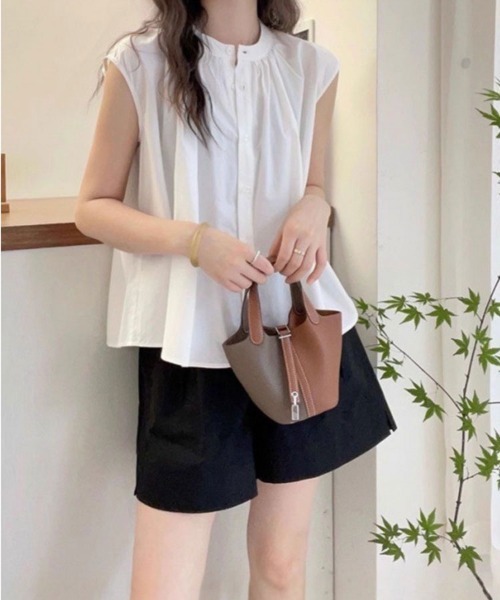 Flugge(フラッジー)の「ノーカラーギャザーブラウス(シャツ/ブラウス・レディース・ホワイト/ネイビー・MEDIUM/LARGE)」の4枚目の写真