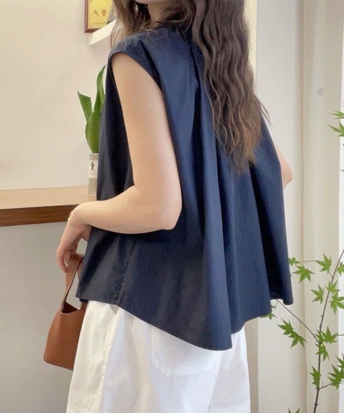 Flugge(フラッジー)の「ノーカラーギャザーブラウス(シャツ/ブラウス・レディース・ホワイト/ネイビー・MEDIUM/LARGE)」の6枚目の写真