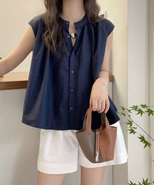 Flugge(フラッジー)の「ノーカラーギャザーブラウス(シャツ/ブラウス・レディース・ホワイト/ネイビー・MEDIUM/LARGE)」の7枚目の写真