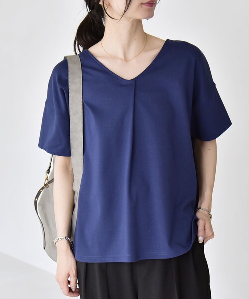 quaranciel(カランシエル)の「quaranciel:〈接触冷感/汗染み防止加工/洗濯機可能〉Vネック タック ハーフスリーブ TEE(Tシャツ/カットソー・レディース・ホワイト/ブラック/ブルー・ONE SIZE)」の3枚目の写真