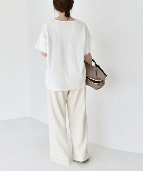 quaranciel(カランシエル)の「quaranciel:〈接触冷感/汗染み防止加工/洗濯機可能〉Vネック タック ハーフスリーブ TEE(Tシャツ/カットソー・レディース・ホワイト/ブラック/ブルー・ONE SIZE)」の5枚目の写真