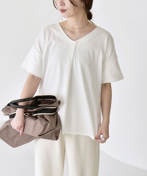 quaranciel(カランシエル)の「quaranciel:〈接触冷感/汗染み防止加工/洗濯機可能〉Vネック タック ハーフスリーブ TEE(Tシャツ/カットソー・レディース・ホワイト/ブラック/ブルー・ONE SIZE)」の6枚目の写真