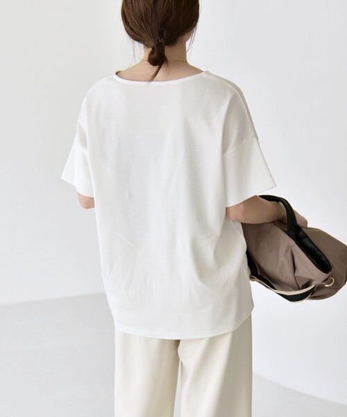 quaranciel(カランシエル)の「quaranciel:〈接触冷感/汗染み防止加工/洗濯機可能〉Vネック タック ハーフスリーブ TEE(Tシャツ/カットソー・レディース・ホワイト/ブラック/ブルー・ONE SIZE)」の8枚目の写真