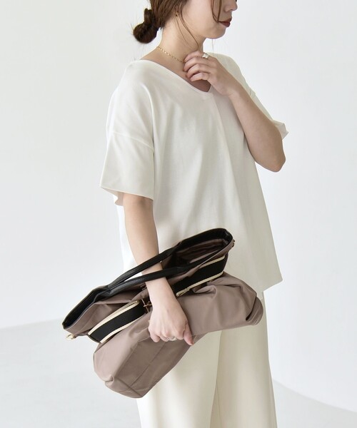 quaranciel(カランシエル)の「quaranciel:〈接触冷感/汗染み防止加工/洗濯機可能〉Vネック タック ハーフスリーブ TEE(Tシャツ/カットソー・レディース・ホワイト/ブラック/ブルー・ONE SIZE)」の9枚目の写真