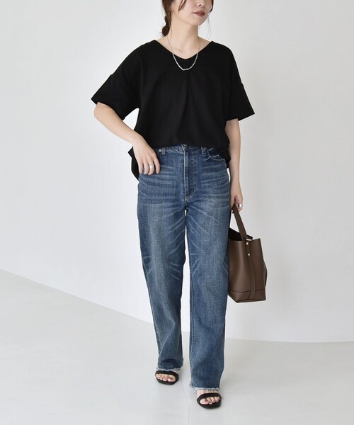 quaranciel(カランシエル)の「quaranciel:〈接触冷感/汗染み防止加工/洗濯機可能〉Vネック タック ハーフスリーブ TEE(Tシャツ/カットソー・レディース・ホワイト/ブラック/ブルー・ONE SIZE)」の10枚目の写真