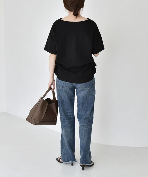 quaranciel(カランシエル)の「quaranciel:〈接触冷感/汗染み防止加工/洗濯機可能〉Vネック タック ハーフスリーブ TEE(Tシャツ/カットソー・レディース・ホワイト/ブラック/ブルー・ONE SIZE)」の11枚目の写真
