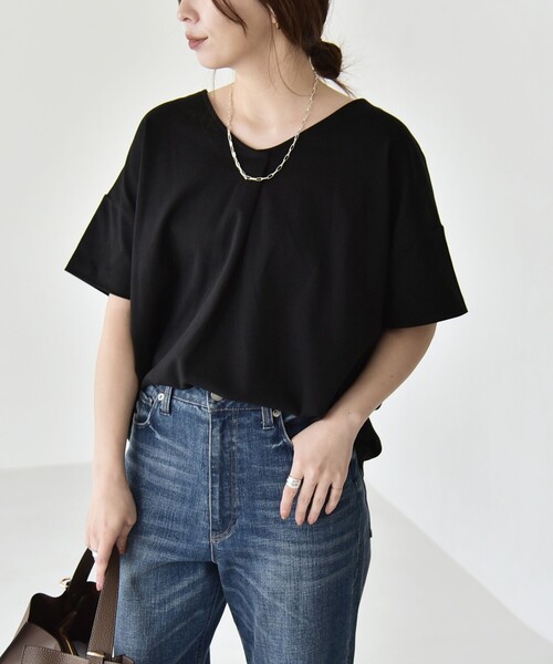 quaranciel(カランシエル)の「quaranciel:〈接触冷感/汗染み防止加工/洗濯機可能〉Vネック タック ハーフスリーブ TEE(Tシャツ/カットソー・レディース・ホワイト/ブラック/ブルー・ONE SIZE)」の12枚目の写真
