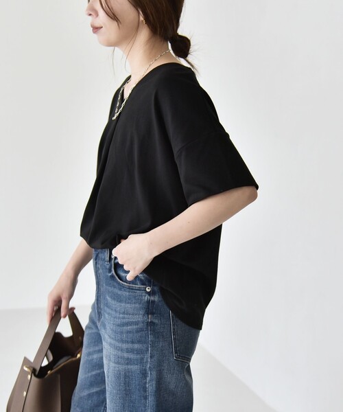 quaranciel(カランシエル)の「quaranciel:〈接触冷感/汗染み防止加工/洗濯機可能〉Vネック タック ハーフスリーブ TEE(Tシャツ/カットソー・レディース・ホワイト/ブラック/ブルー・ONE SIZE)」の13枚目の写真
